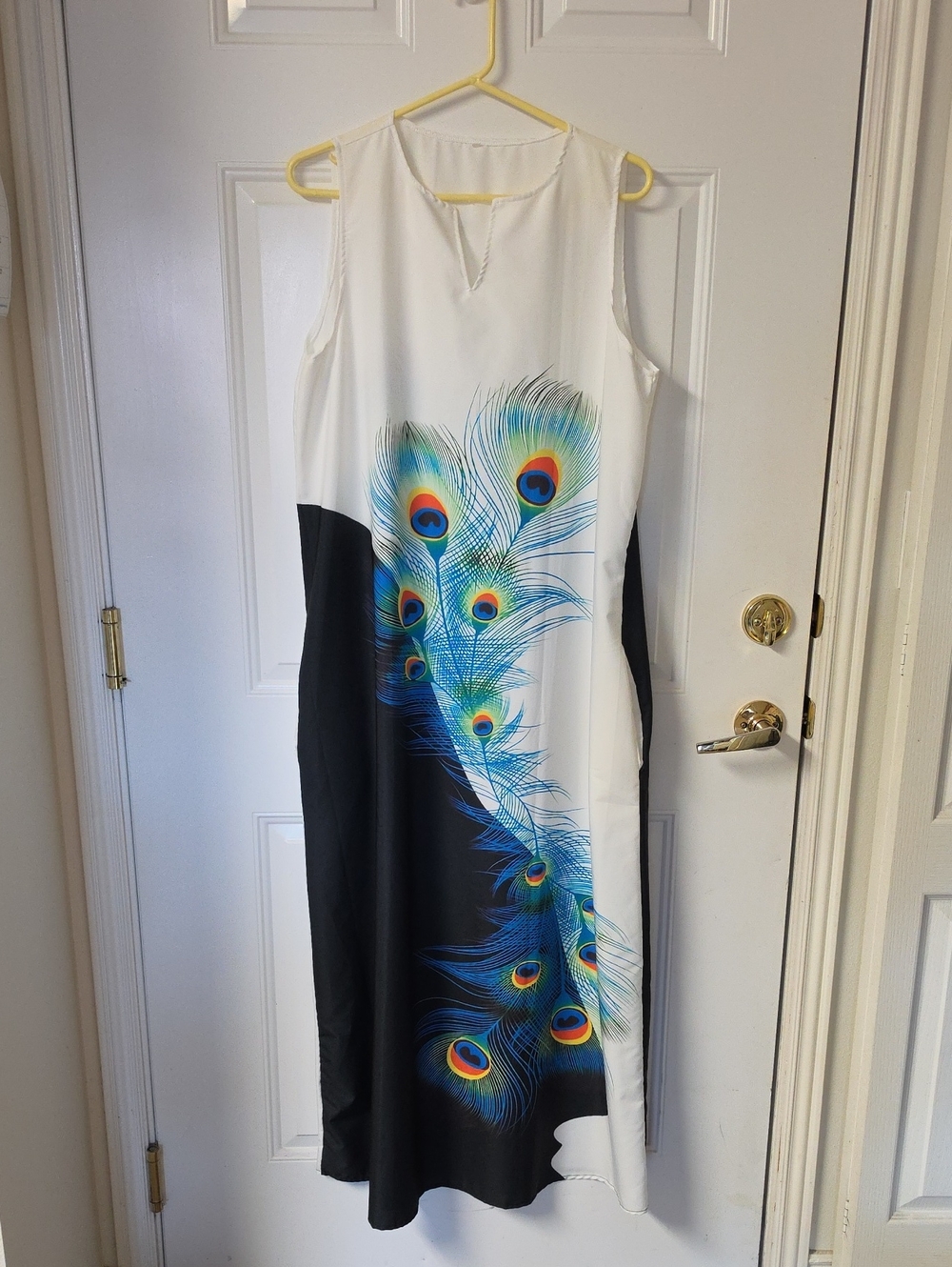 Sleeveless Peacock Feather Print Maxi Dress - White & Black